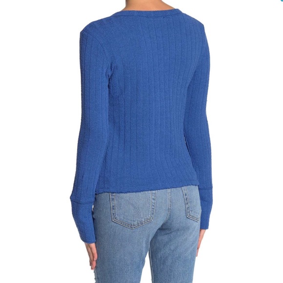 Free people Henley in blue NWT size M or L - Picture 4 of 5